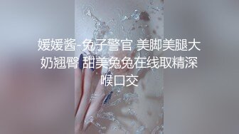 刺激会所偷怕进门的女服务员，又骚又专业进门就脱光带上套子直接床下摸着奶子后入，床上后入压在身下爆草